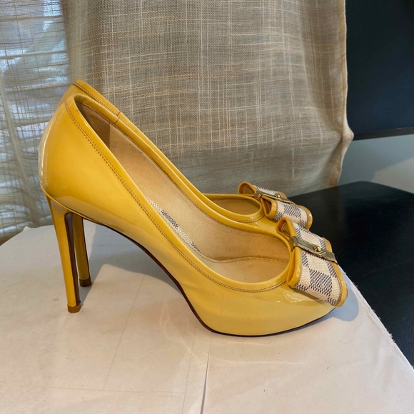 LOUIS VUITTON AZUR DAMIER PAT LEATHER OPEN-TOE PUMPS HEELS LT YELLOW/CREAM 36-6 - Picture 8 of 11